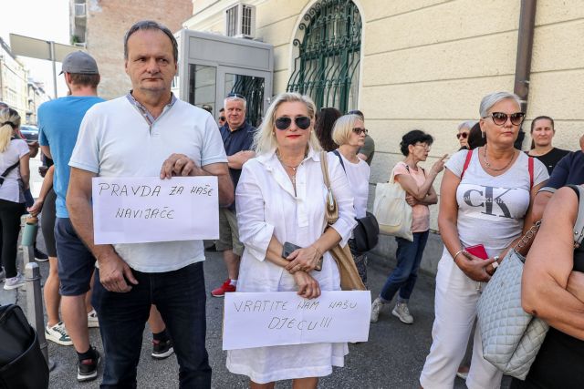 Νέα Φιλαδέλφεια: Γονείς των Κροατών συλληφθέντων συγκεντρώθηκαν έξω από το υπουργείο Εξωτερικών στο Ζάγκρεμπ