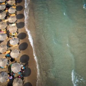 Γαλάζια Σημαία 2025: Οι 12 παραλίες που την χάνουν