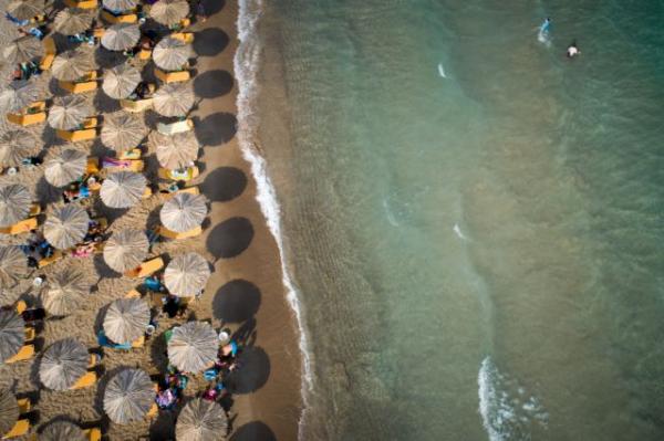 Παραλίες: 22 συλλήψεις σε Μύκονο, Πάρο και Ρόδο για κατάληψη αιγιαλού