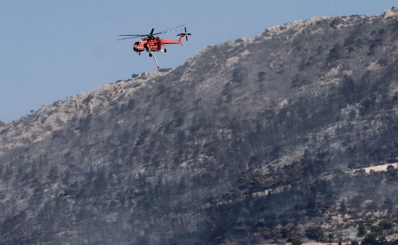 Πυρκαγιές: Συνεχίζεται η μάχη με τις αναζωπυρώσεις – Νέα μέτωπα λόγω κεραυνών