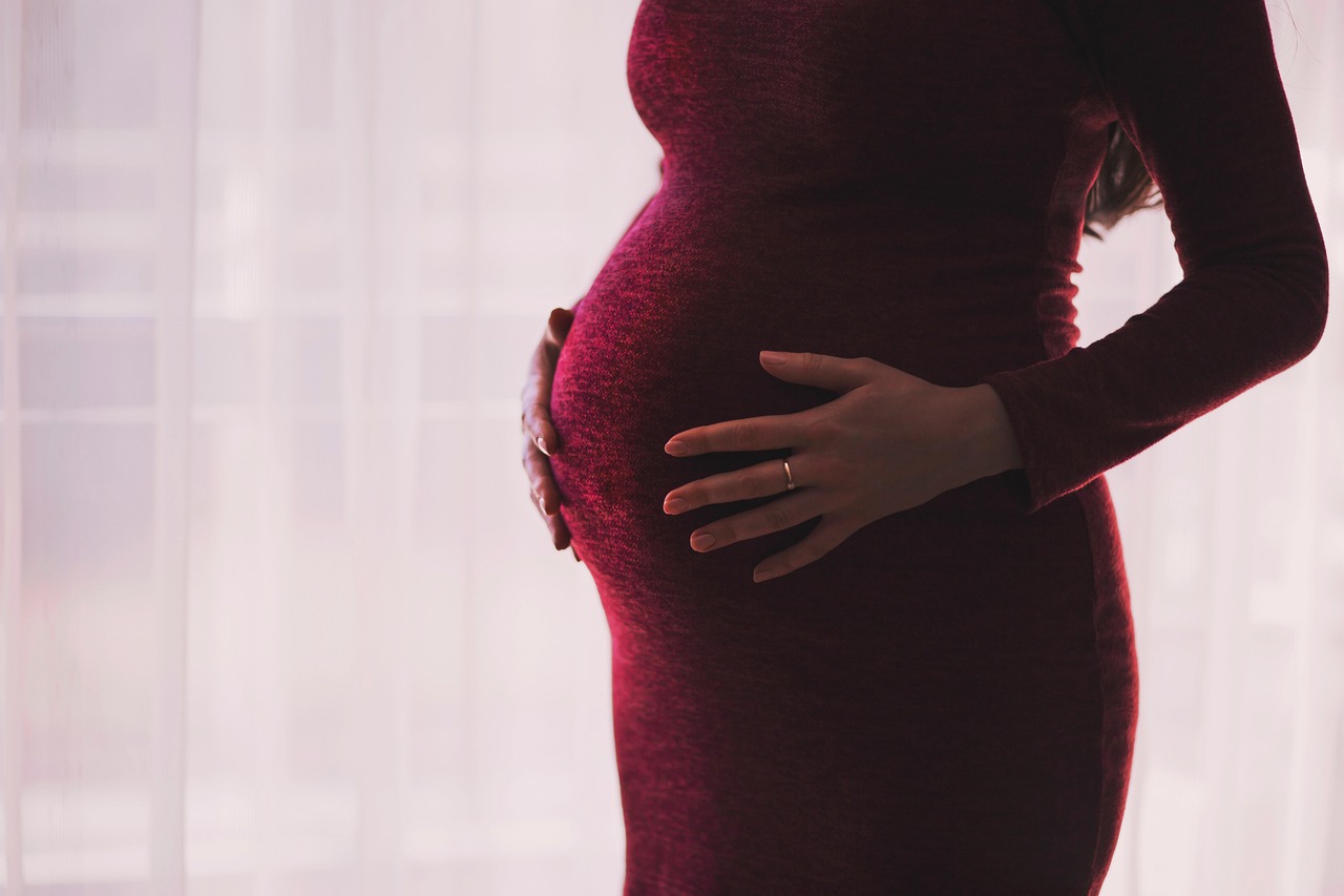 Παράνομες υιοθεσίες στα Χανιά: Παρένθετη μητέρα γέννησε δίδυμα σε νοσοκομείο