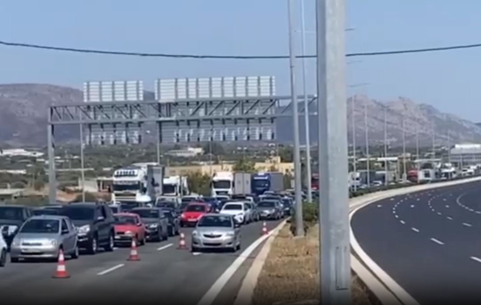 Massive traffic jam on Athens-Corinth highway due to burned tanker carrying natgas