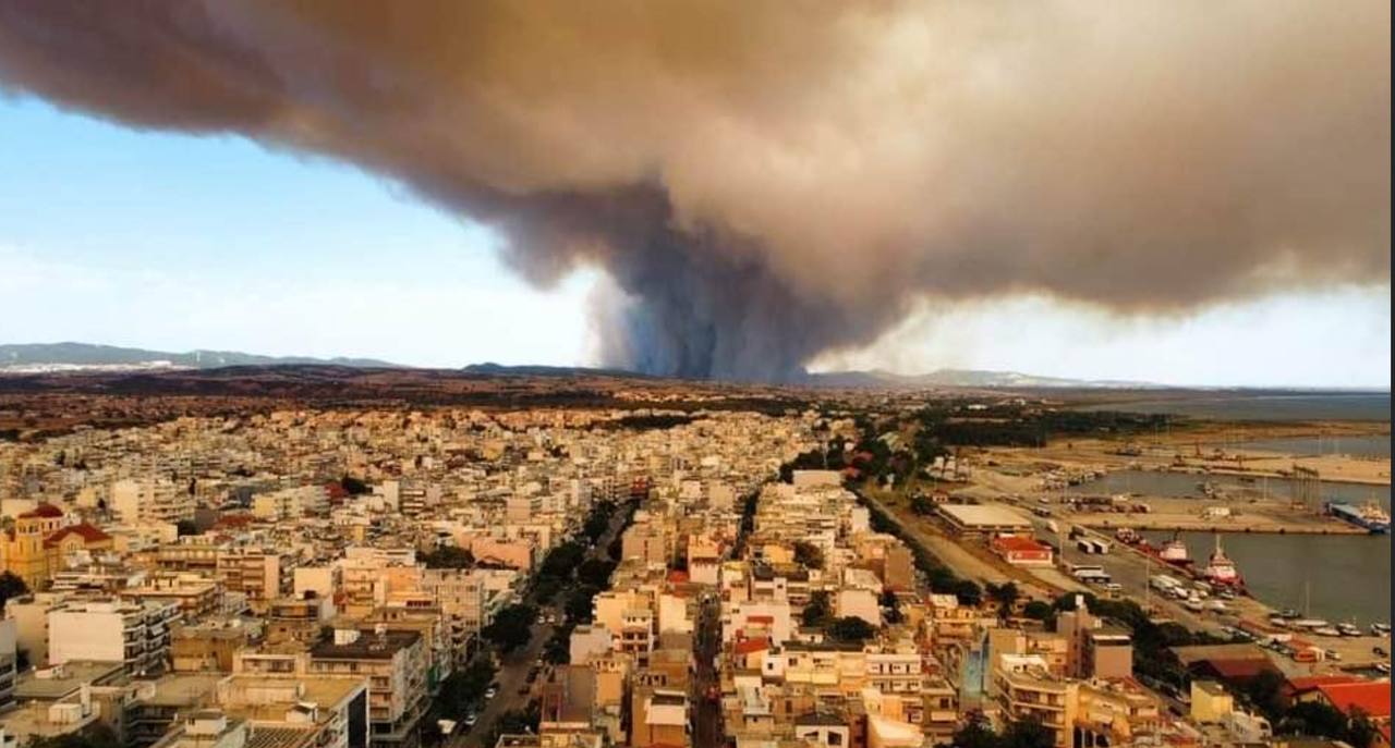 Αλεξανδρούπολη: Πυκνό σύννεφο καπνού σκέπασε την πόλη