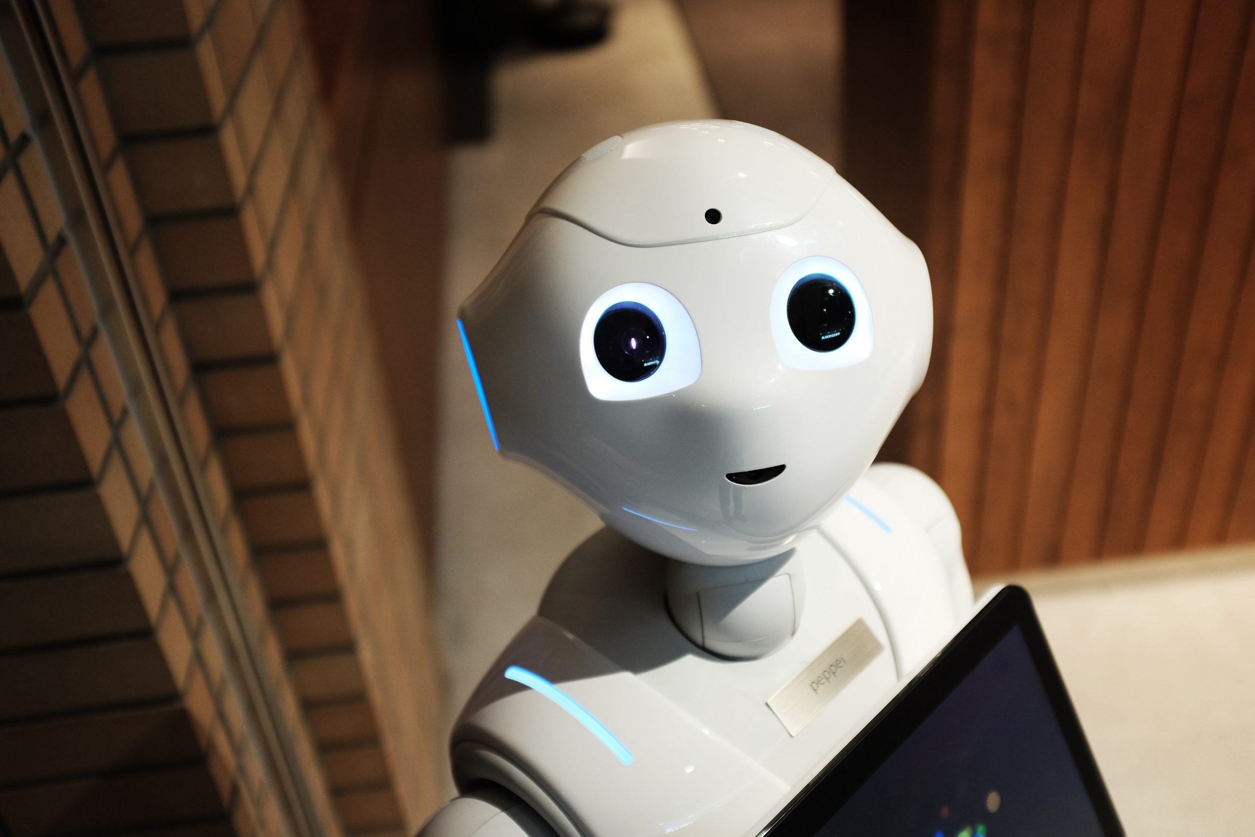 Η Onclusive αντικαθιστά 200 από τους 400 εργαζομένους στη Γαλλία με ρομπότ