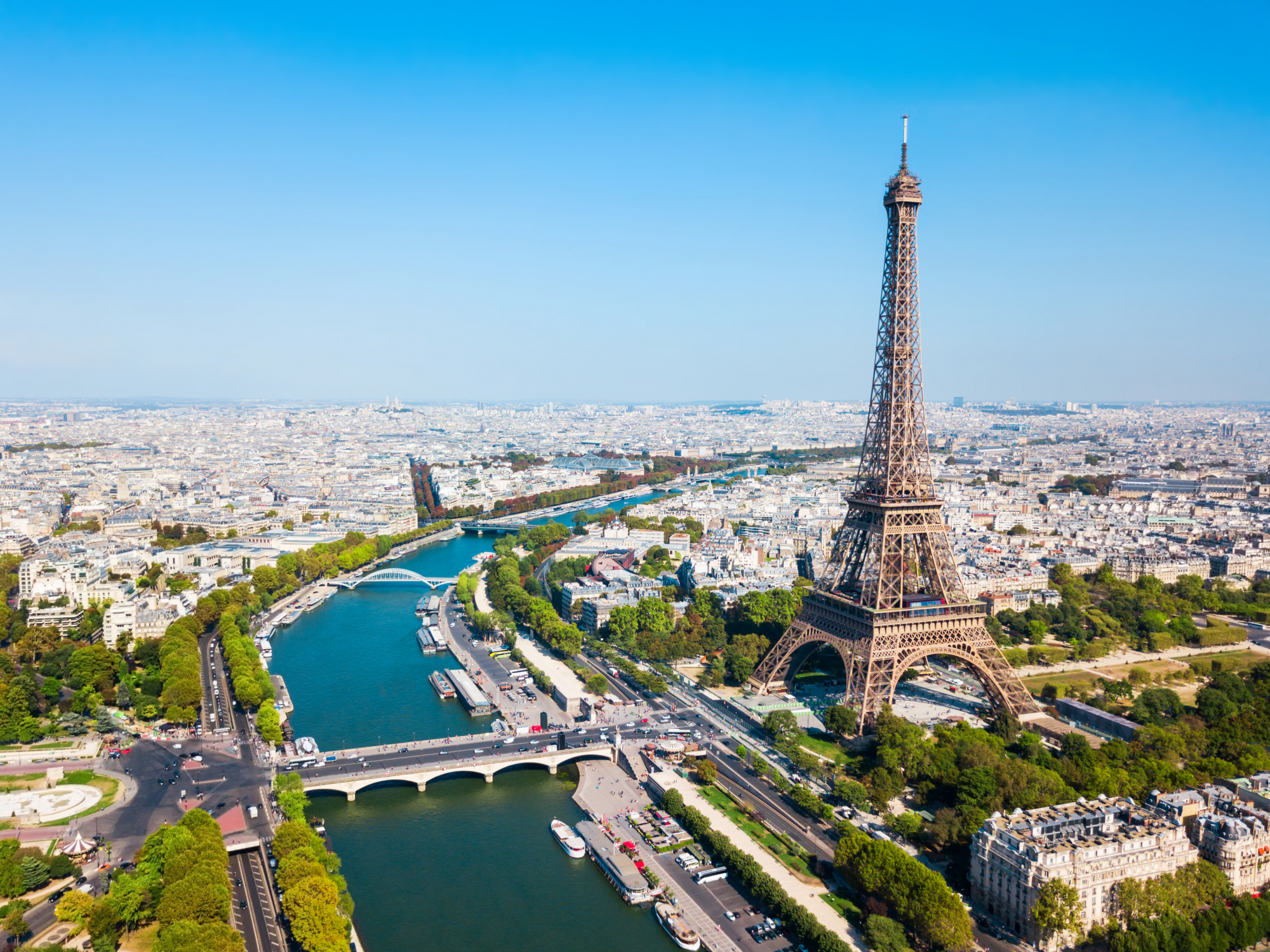 Γαλλία: Γιατί ο Πύργος του Άιφελ… ψηλώνει κάθε καλοκαίρι;