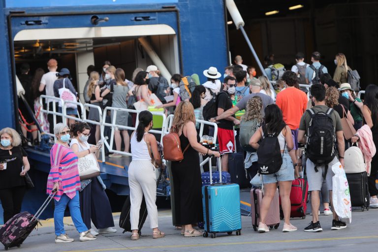 Λιμάνια: Aυξημένη η κίνηση σε Πειραιά, Ραφήνα και Λαύριο