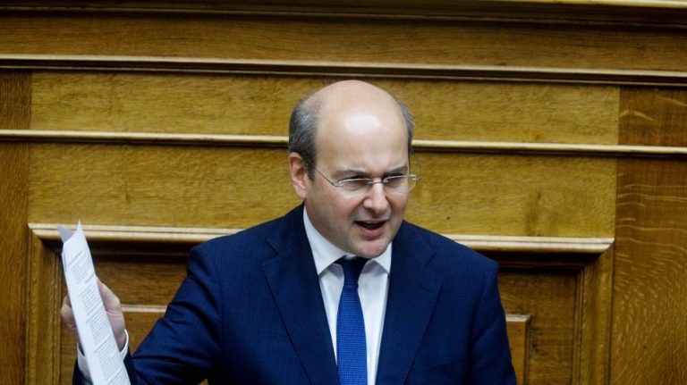 Χατζηδάκης: «Δεν συνωμοτεί η υφήλιος υπέρ της Ελληνικής Κυβέρνησης»