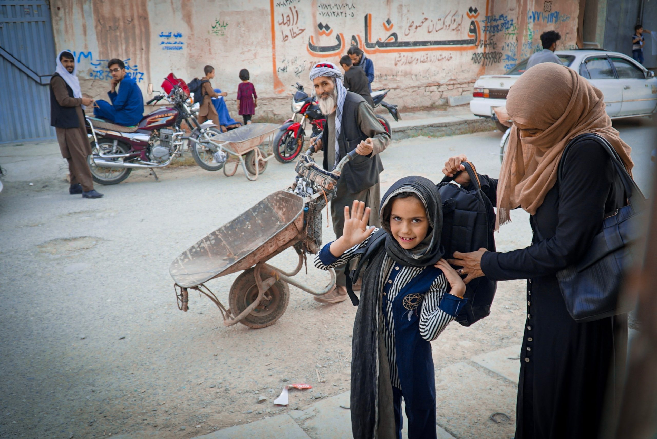 Αφγανιστάν: Πώς οι γυναίκες παίζουν τη ζωή τους κορώνα – γράμματα για μάθηση