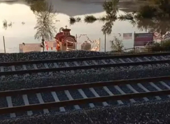 Τέμπη: Ο υπερχειλισμένος Πηνειός απειλεί το μνημείο για τα θύματα της σιδηροδρομικής τραγωδίας