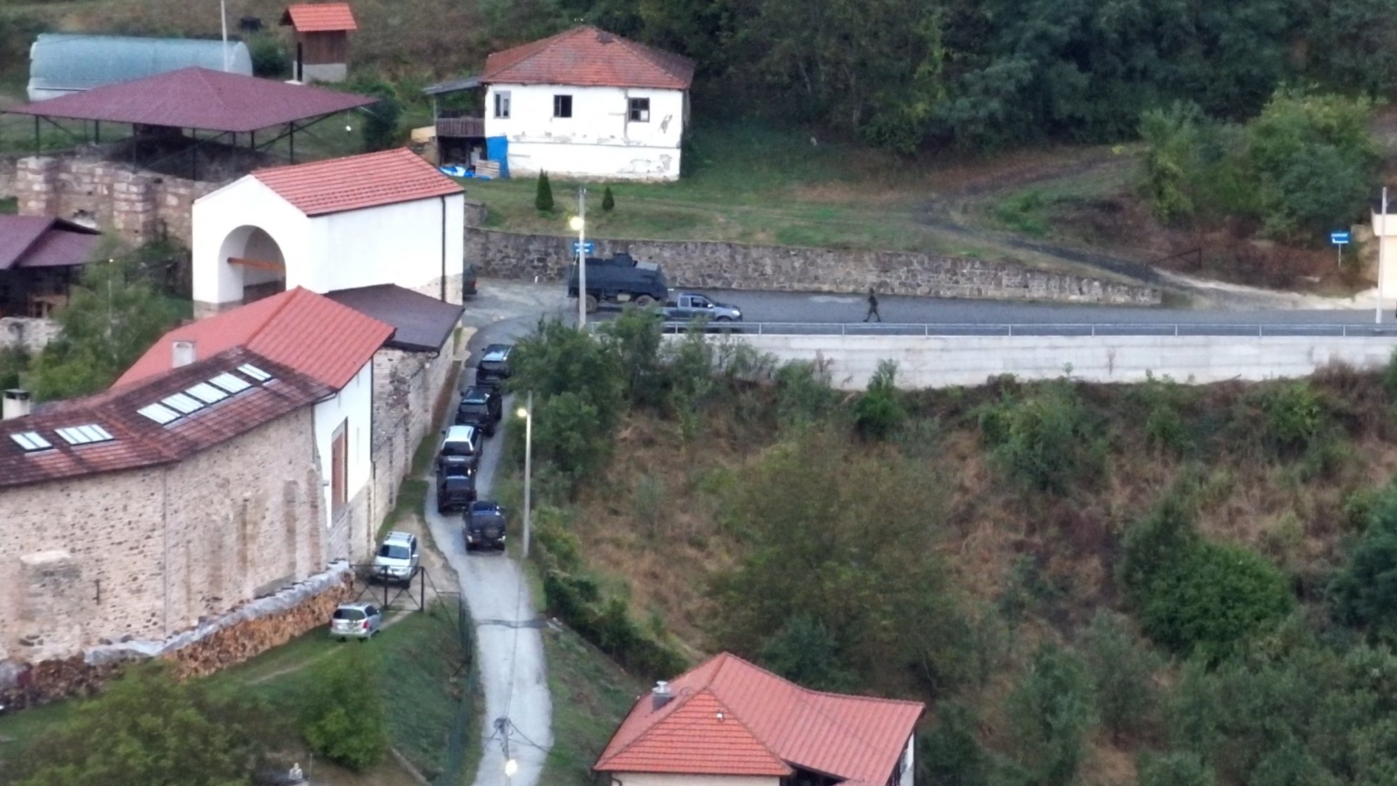 Κόσοβο: Νέα ένταση με ανταλλαγή πυρών – Ένοπλοι οχυρώθηκαν σε μοναστήρι, λέει ο πρωθυπουργός