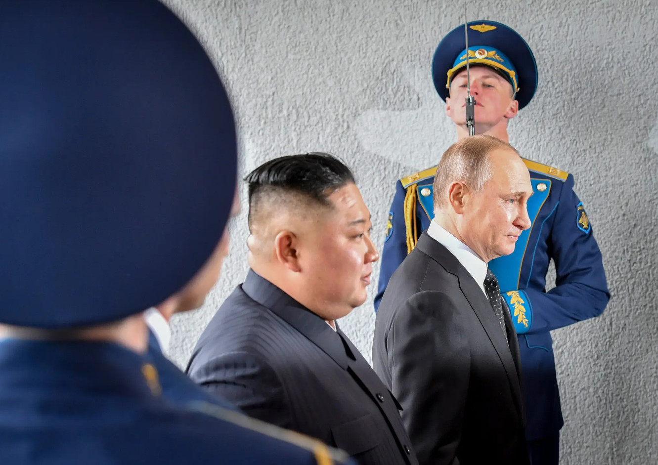 Φίλοι από ανάγκη ο Βλαντιμίρ Πούτιν και ο Κιμ Γιονγκ Ουν «απειλούν» τη Δύση – Τι θα συζητήσουν