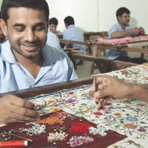 Ενδυση: Οι πολυτελείς οίκοι μόδας… ράβουν σε Ινδούς τεχνίτες – H ιστορία που λένει οι ετικέτες