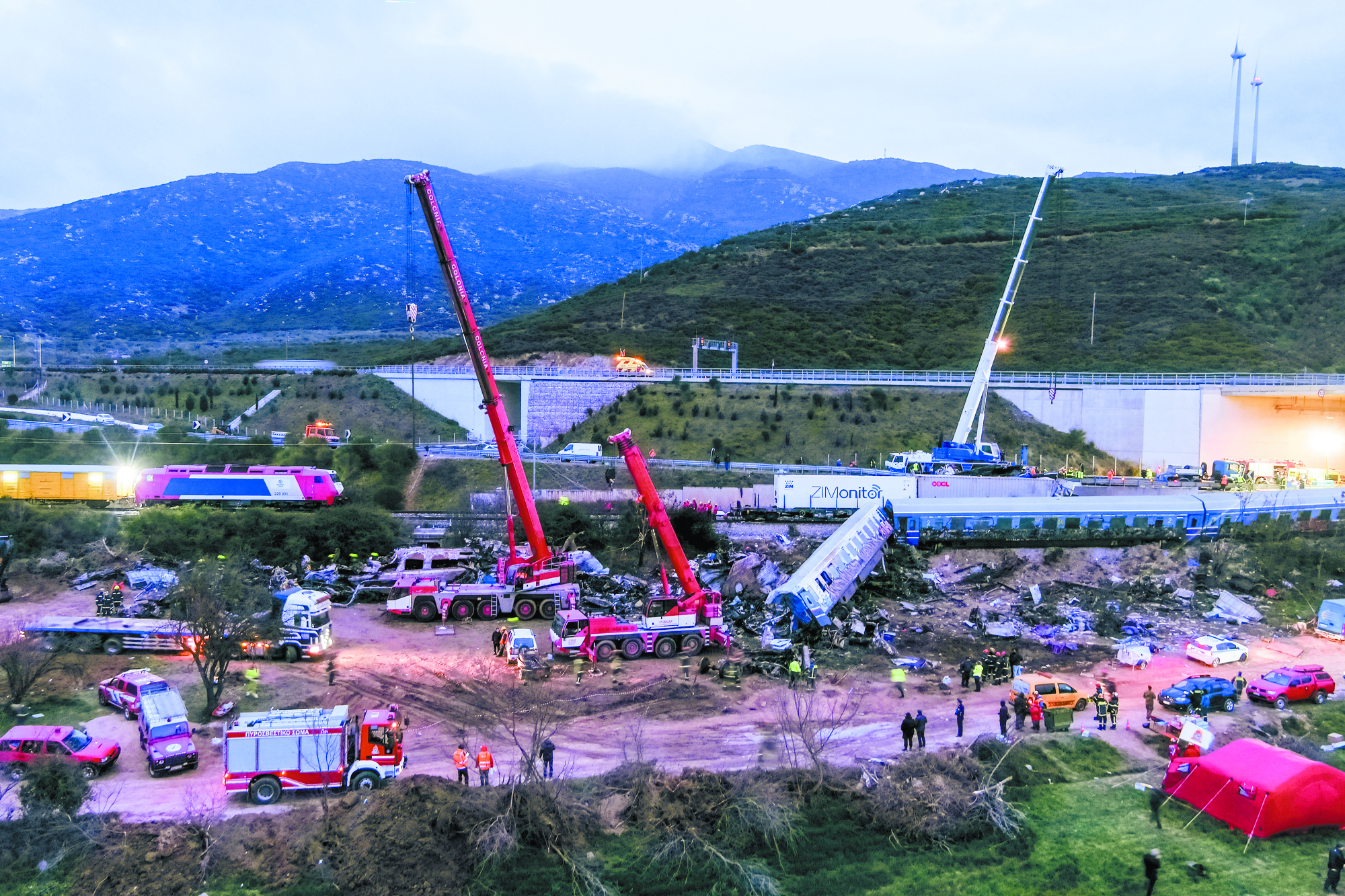 Τέμπη: Μακάβρια αποκάλυψη – «Ανθρώπινα μέλη στα καμένα βαγόνια, έξι μήνες μετά την τραγωδία»