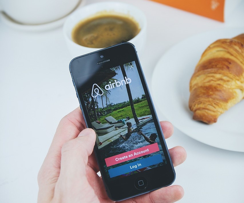 Klarna-Airbnb: Προσφέρουν ευέλικτες πληρωμές στους επισκέπτες