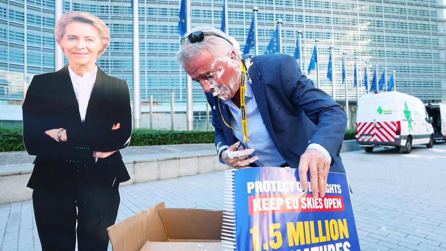 Βρυξέλλες: Ακτιβιστές πέταξαν τάρτα στο πρόσωπο του CEO της Ryanair