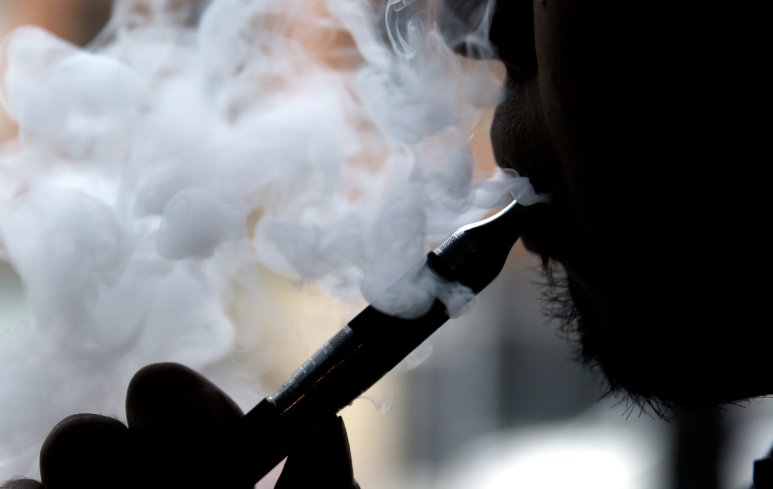 Γαλλία: Σχέδια για απαγόρευση των ηλεκτρονικών τσιγάρων μίας χρήσης