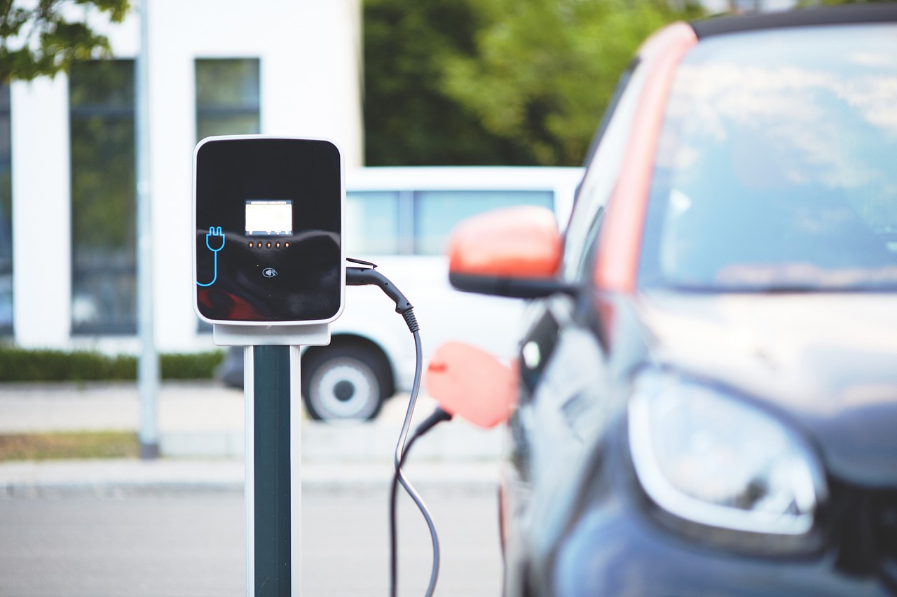 Ερευνα για αυτοκίνητα: Τα 2/3 των παγκόσμιων πωλήσεων θα είναι ηλεκτρικά μέχρι το 2030