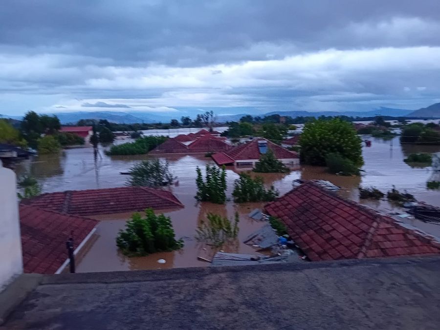 Κακοκαιρία Daniel: Εικόνες αποκάλυψης στην Καρδίτσα – Το νερό σκέπασε μέχρι και στέγες σπιτιών