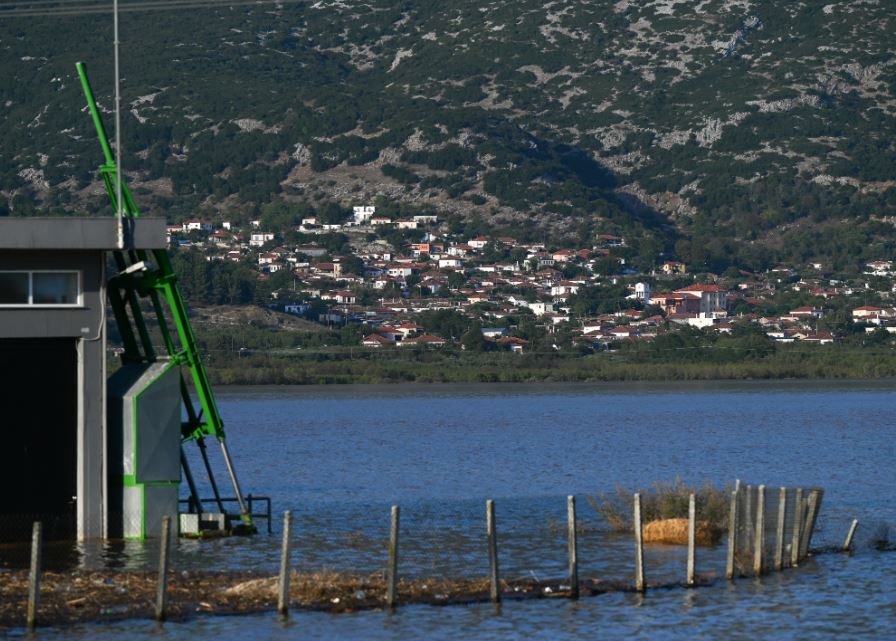 Βόλος: Υποχωρούν τα νερά στην Κάρλα – 13η ημέρα χωρίς πόσιμο νερό