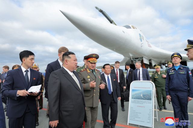 Βόρεια Κορέα: Τα δώρα που έλαβε ο Κιμ Γιονγκ Ουν στη Ρωσία – Τουφέκι, καπέλο και drones