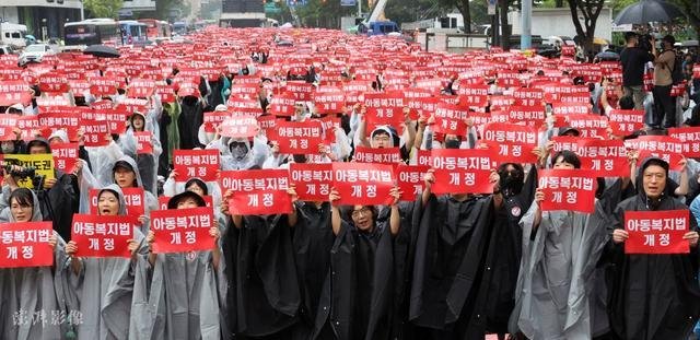 Νότια Κορέα: Χιλιάδες εκπαιδευτικοί ζητούν προστασία των δικαιωμάτων τους – Αυξάνονται οι αυτοκτονίες