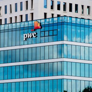PwC Βρετανίας: Παρακολουθεί τους εργαζομένους με σύστημα «κόκκινο-κίτρινο-πράσινο»