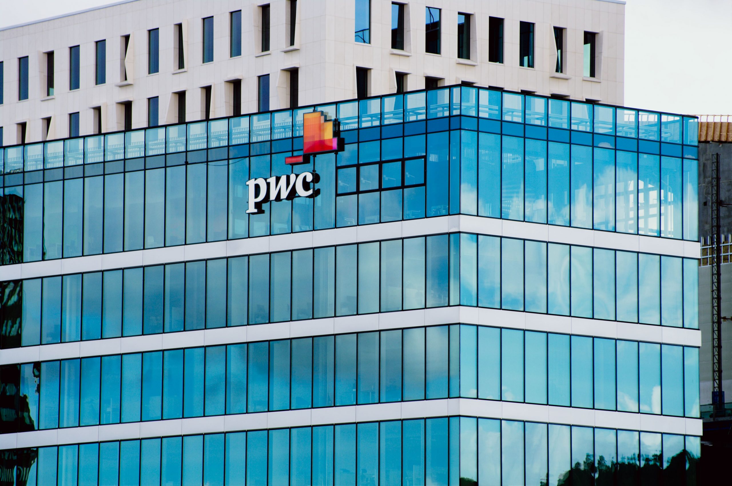 PwC: Ατασθαλίες στην κούρσα διαδοχής του CEO