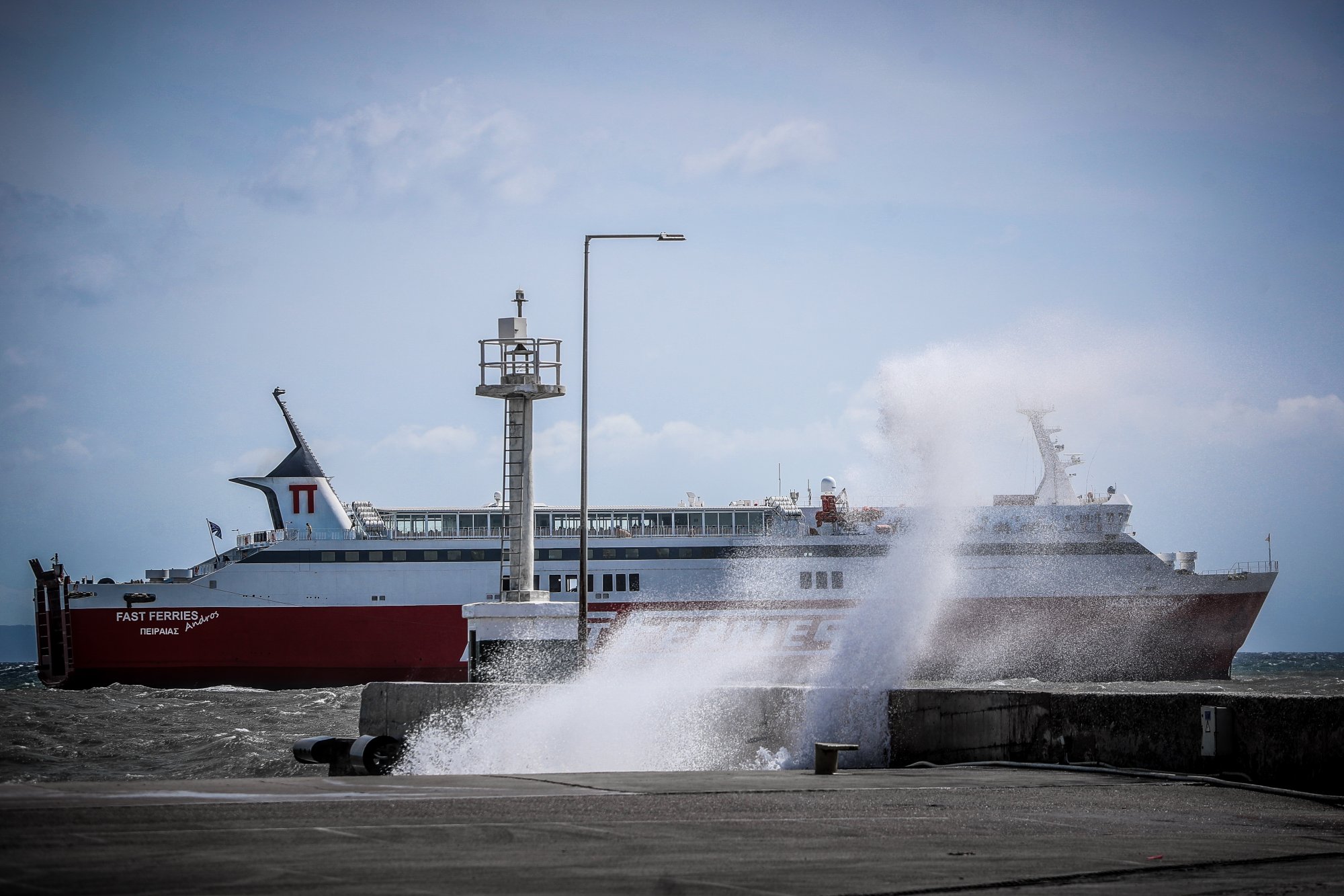 Ραφήνα: Ακινητοποιημένο το «Fast Ferries Andros» με 734 επιβάτες λόγω σύγκρουσης με το «Αικατερίνη Π»