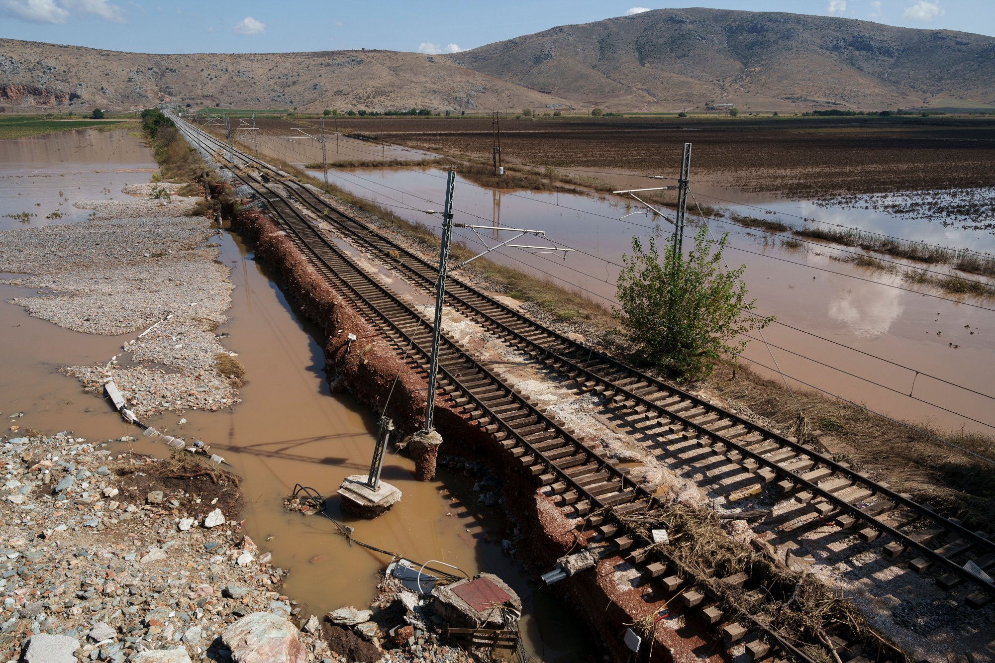 Σιδηρόδρομος: Σε δύο χρόνια η πλήρης αποκατάσταση του δικτύου – Έχουν καταστραφεί 180 χλμ