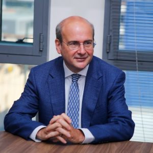 Συνέδριο Economist – Χατζηδάκης: Οι 6 άξονες της οικονομικής πολιτικής στη νέα τετραετία