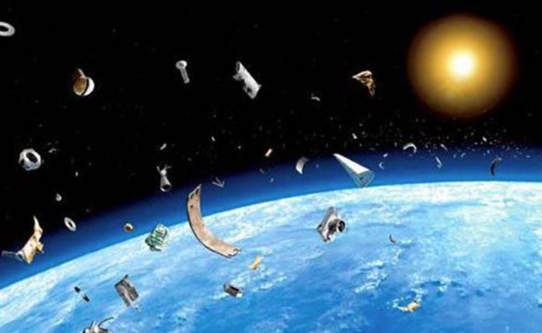 Δορυφόροι: Οι ΗΠΑ επιβάλουν το πρώτο πρόστιμο για διαστημικά σκουπίδια