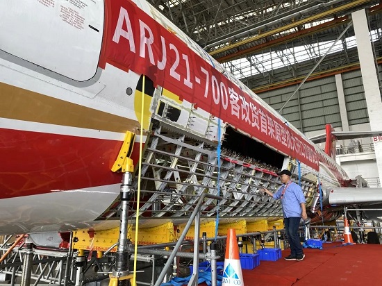COMAC: Παραδόθηκαν τα δύο πρώτα τροποποιημένα αεροσκάφη ARJ21