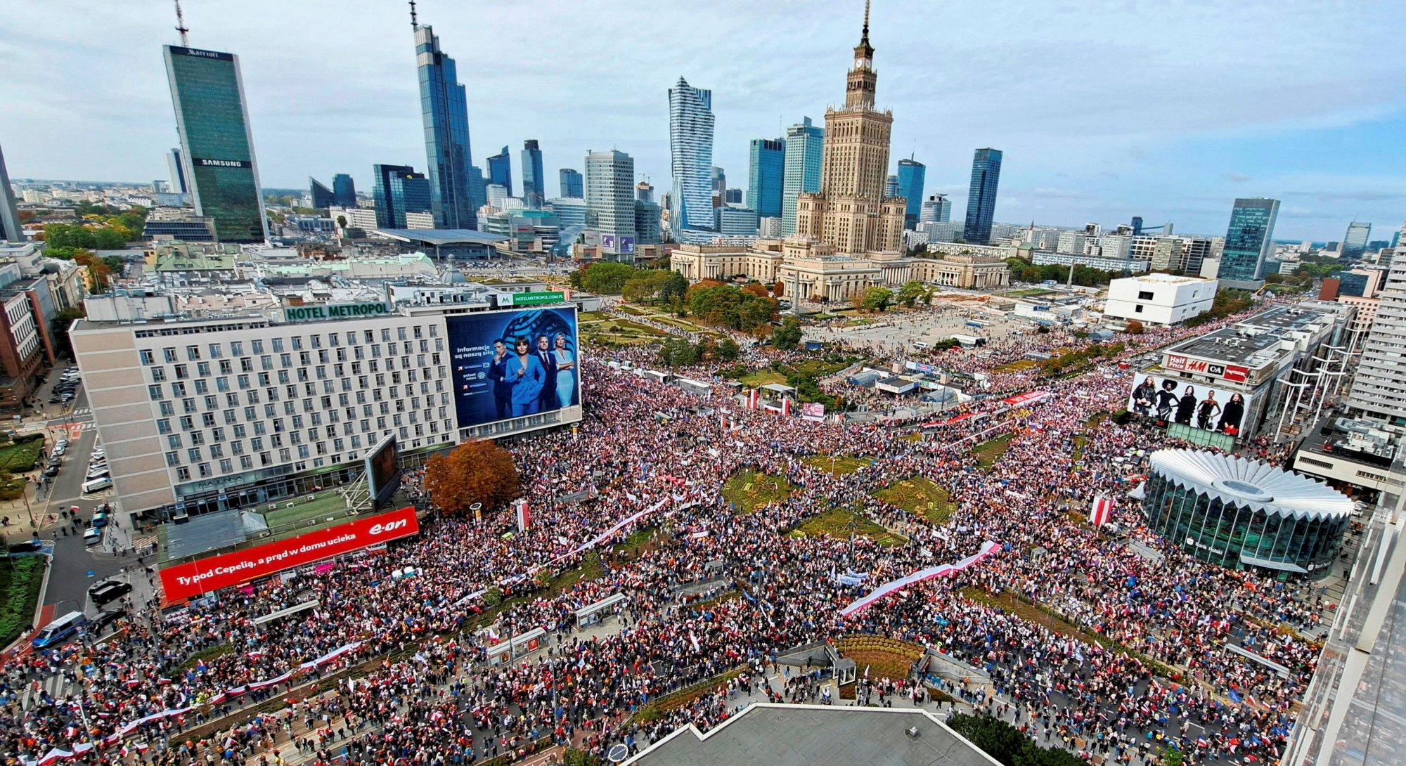 Πολωνία: Μεγάλη προεκλογική διαδήλωση της αντιπολίτευσης στη Βαρσοβία