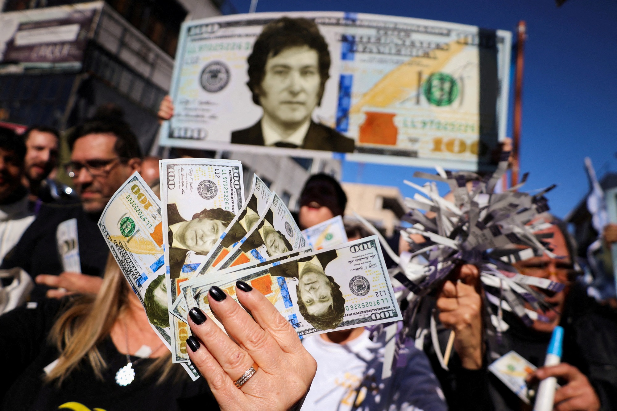 Χαβιέ Μιλέι: Ένας «αναρχο-καπιταλιστής» κατά του κατεστημένου στην Αργεντινή