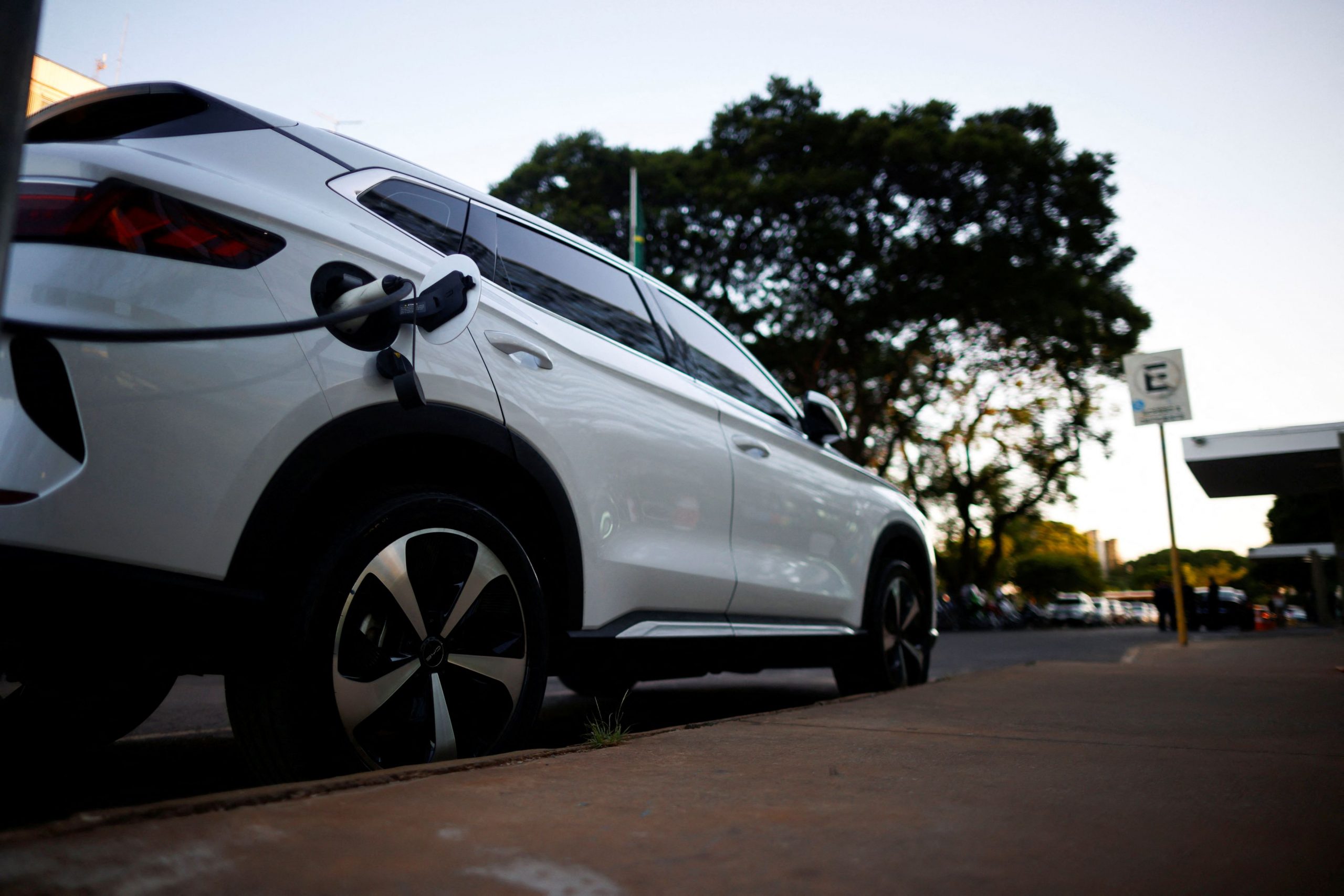 Ηλεκτρικά οχήματα: Βουτιά στις μετοχές των κινεζικών εταιρειών – Απογοήτευση για Tesla