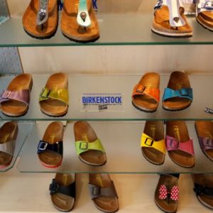 Birkenstock: Αγωγές και έλεγχοι εναντίον απομιμήσεων στην Ινδία