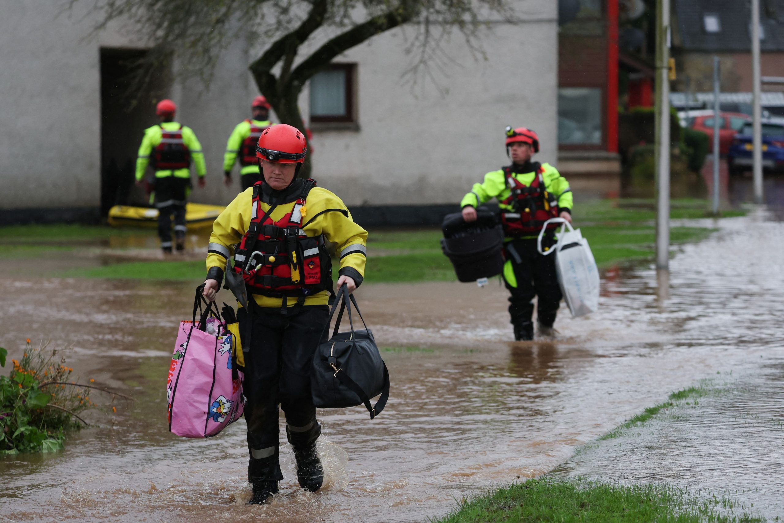 Σκωτία: Δύο νεκροί και πρωτοφανείς πλημμύρες από την καταιγίδα Μπαμπέτ