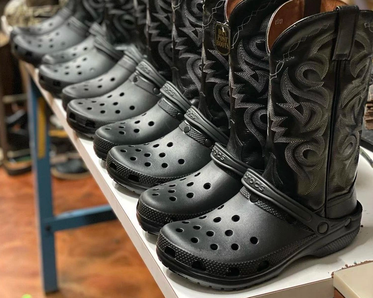 Crocs: Γιατί λανσάρουν τώρα μπότες