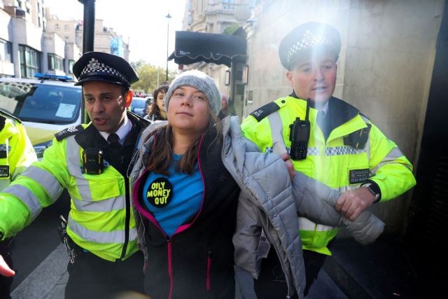 Γκρέτα Τούνμπεργκ: Συνελήφθη σε διαδήλωση κατά πετρελαϊκής συνόδου στο Λονδίνο