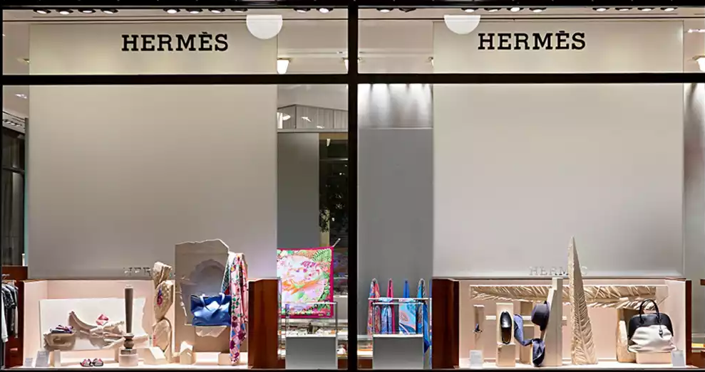 Hermès: Οι χρυσές πωλήσεις στην Ελλάδα και η μοιραία σχέση με την Αίγινα