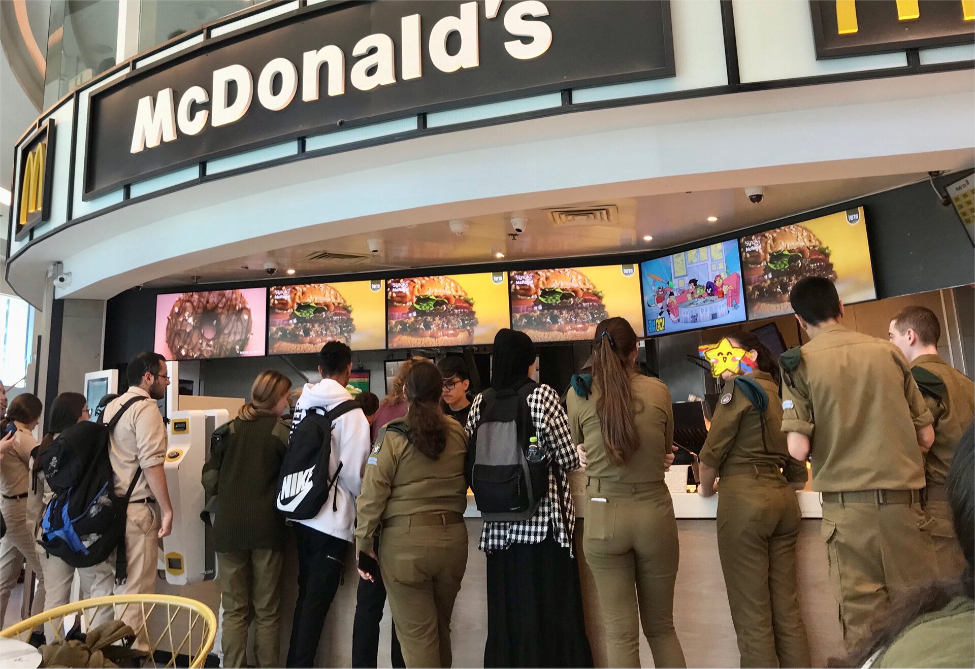 McDonald’s: «Εμφύλιος» στη Μέση Ανατολή για τα δωρεάν γεύματα στο Ισραήλ