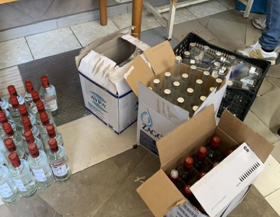 ΣΔΟΕ: 4 παράνομα εμφιαλωτήρια στην Αττική – Ετοίμαζαν επώνυμες φιάλες με νοθευμένο αλκοόλ [εικόνες]