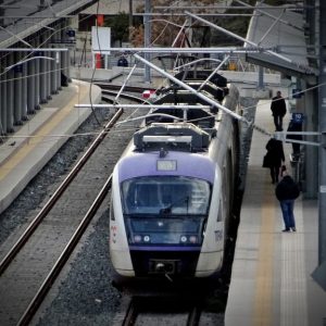 Προαστιακός Δυτικής Αττικής: Απένταξη του έργου αναβάθμισης από το Ταμείο Ανάκαμψης – Καταγγελία Γερουλάνου