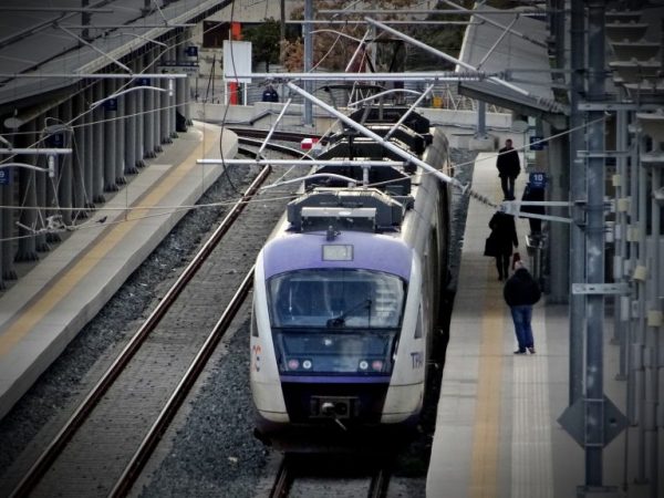 Προαστιακός Δυτικής Αττικής: Απένταξη του έργου αναβάθμισης από το Ταμείο Ανάκαμψης – Καταγγελία Γερουλάνου