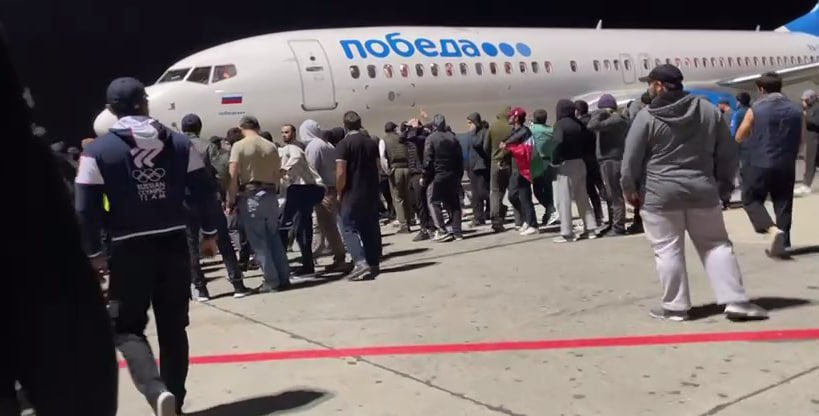 Ρωσία: Χάος στο Νταγκεστάν – Πλήθος εισέβαλε σε αεροδρόμιο ψάχνοντας για Ισραηλινούς