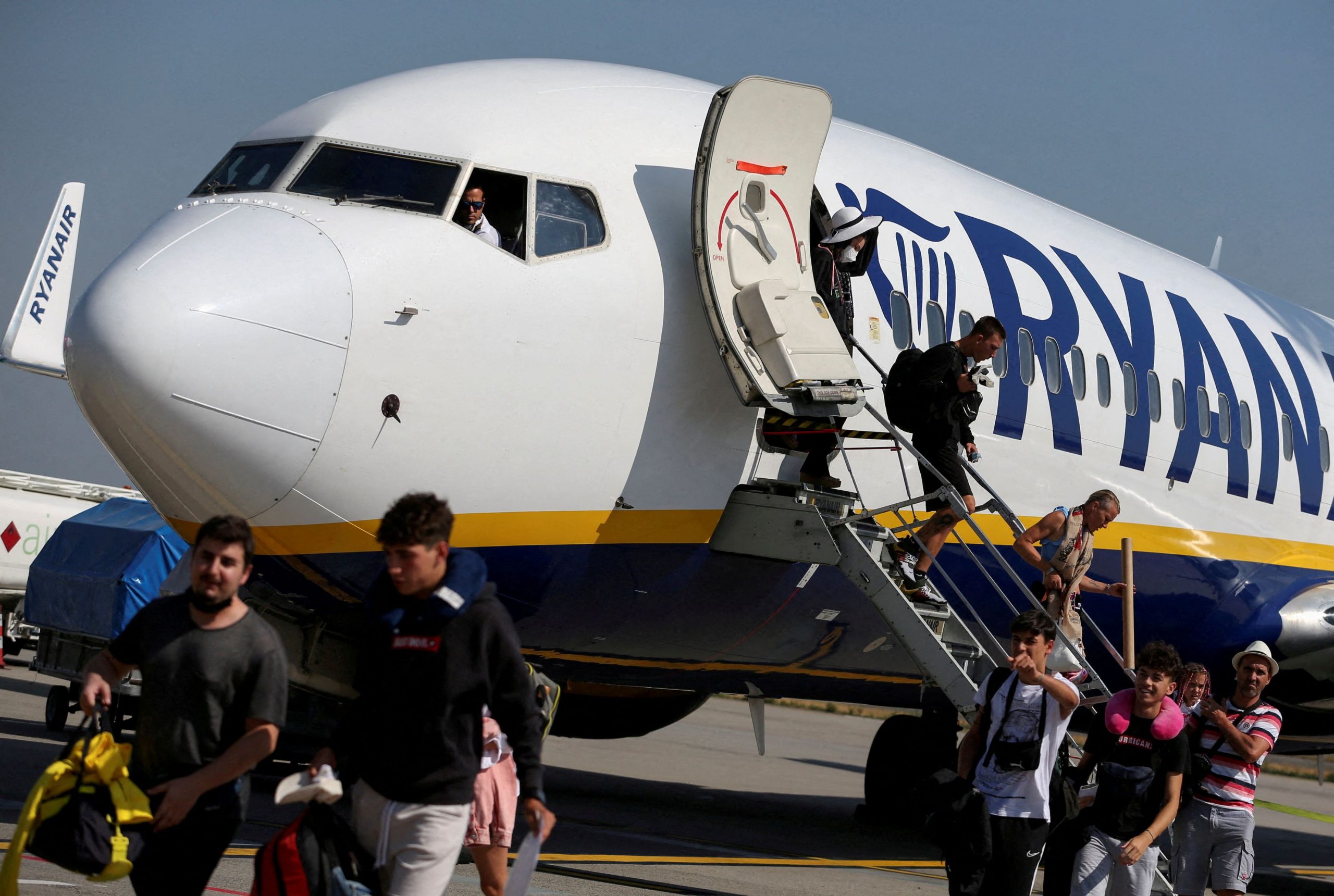Ryanair: Διμέτωπος «πόλεμος» στην Ευρώπη για τις τιμές των εισιτηρίων της
