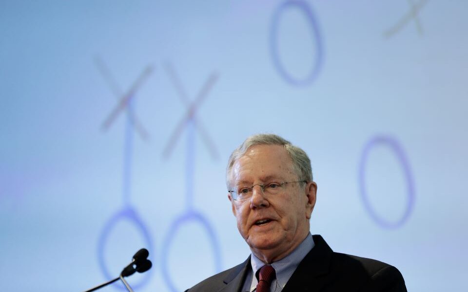 Steve Forbes: «Η επάνοδος της ελληνικής οικονομίας δίνει μαθήματα στις ΗΠΑ»