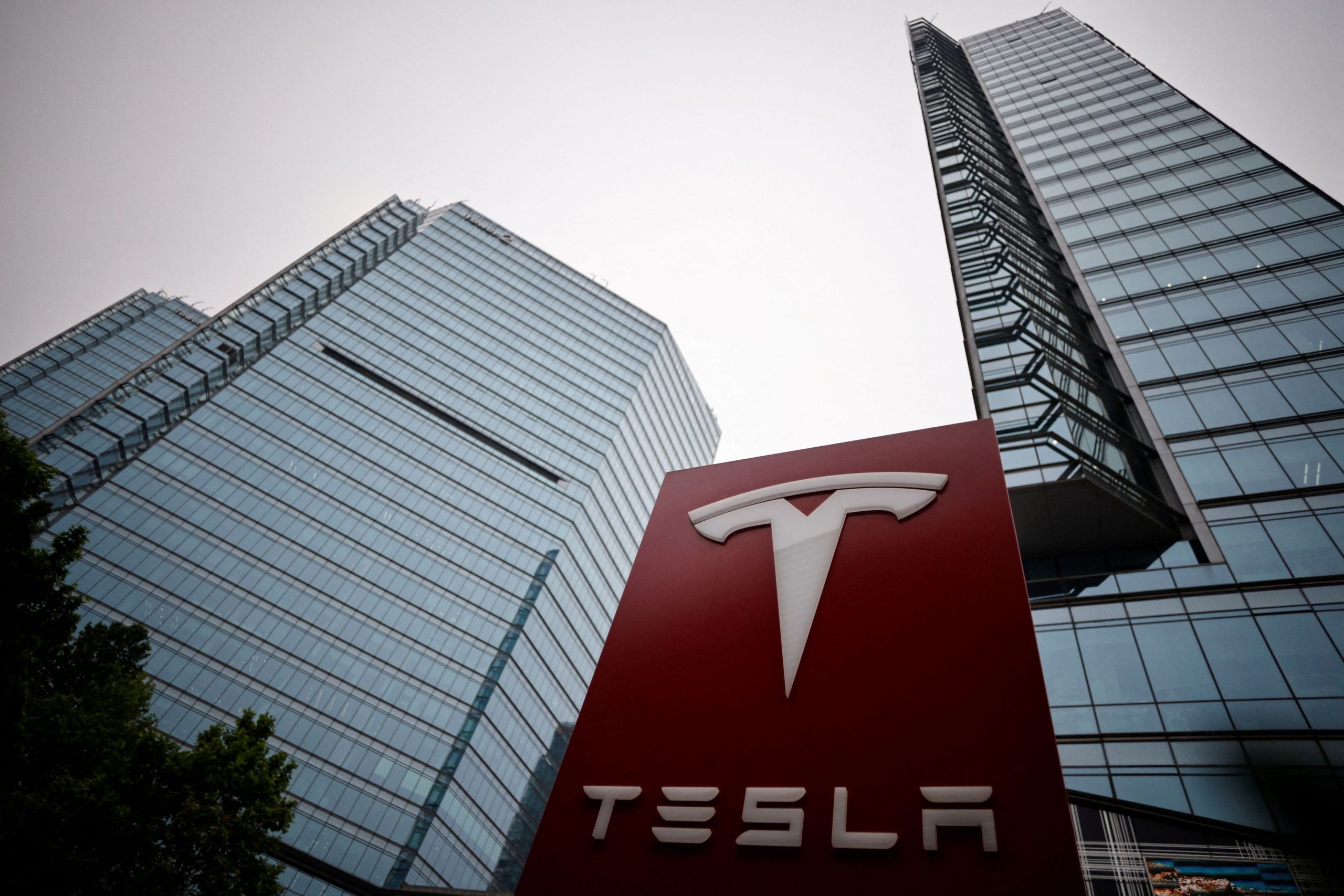 Tesla: Μείωση κατά 2% της μετοχής εν μέσω υποχώρησης των πωλήσεων στην Κίνα