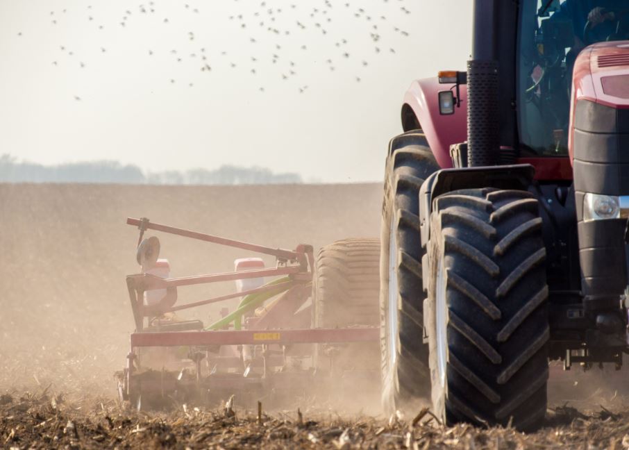 Αγροτικά μηχανήματα: Μείωση ΦΠΑ στο 13% με τροπολογία στη Βουλή