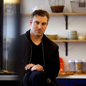 Airbnb: Μπαίνει στις μακροχρόνιες μισθώσεις;